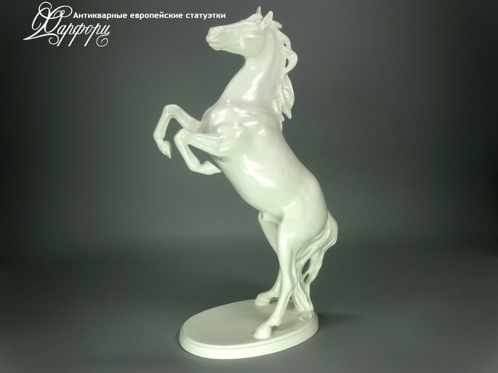 Купить фарфоровую статуэтку Goebel Конь на дыбах